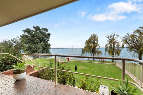 Lakeside Landing - Waterfront - Accommodation BNB 2
