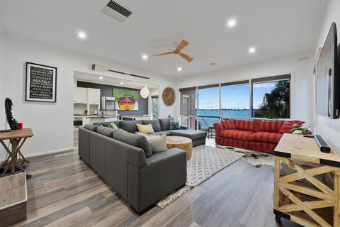 Lakeside Landing - Waterfront - Accommodation BNB 0