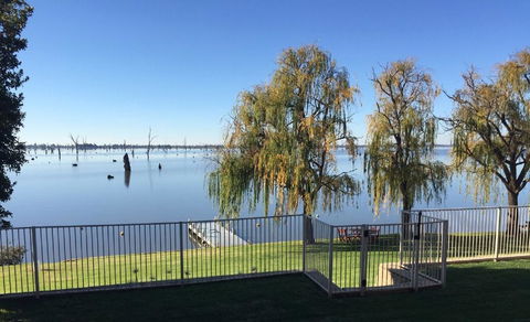 Lakeside Landing - Waterfront - Accommodation BNB 1