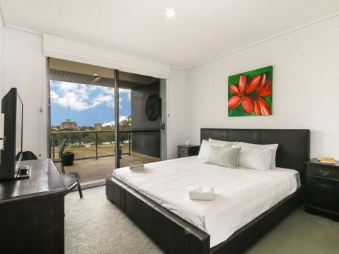 Large 3 Bedroom Apartment With River Views Near The Stadium - Accommodation BNB 2