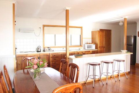 Lazy Wave Beach House - Accommodation BNB 1