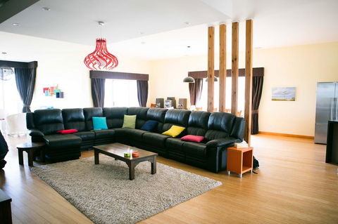 Luxurious Waterfront 10 Minutes Drive To Phillip Island (sleeps 12) - Accommodation BNB 3