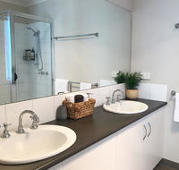 Luxury 4BR Home with KING Bed Lakes Entrance - Accommodation BNB
