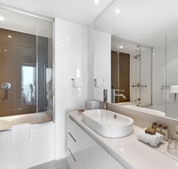 Luxury Hotel with Ocean View in Surfers Paradise - Accommodation BNB