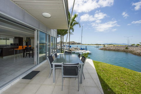 Magnetic Docks Townhouse 1 - Accommodation BNB 0
