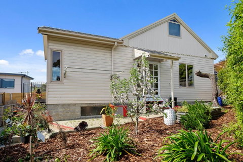 Manfield City Waterfront View Cottage - Accommodation BNB 2