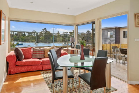 Manfield City Waterfront View Cottage - Accommodation BNB 3