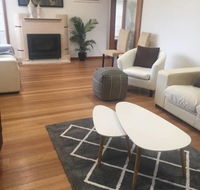 Melbourne delightful  comfortable home. Sleeps 10. Walk to train. 17 km from CBD. - Accommodation BNB