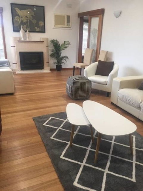 Melbourne Delightful & Comfortable Home. Sleeps 10. Walk To Train. 17 Km From CBD. - Accommodation BNB 0