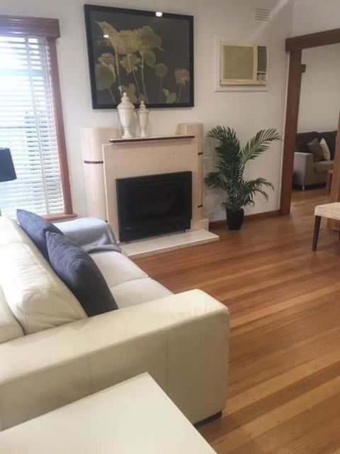 Melbourne Delightful & Comfortable Home. Sleeps 10. Walk To Train. 17 Km From CBD. - Accommodation BNB 2