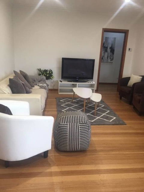 Melbourne Delightful & Comfortable Home. Sleeps 10. Walk To Train. 17 Km From CBD. - Accommodation BNB 1