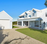 Middle Rock Beach House - Beach Front Lake Cathie - Accommodation BNB
