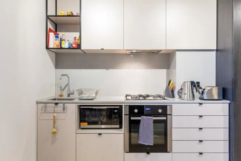 Modern 1 Bedroom Apartment In Tranquil Parklands - Accommodation BNB 2