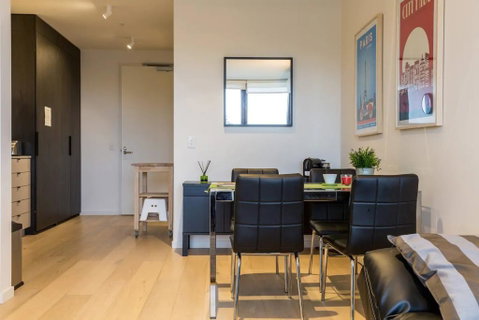 Modern 1 Bedroom Apartment In Tranquil Parklands - Accommodation BNB 3
