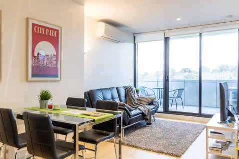 Modern 1 Bedroom Apartment In Tranquil Parklands - Accommodation BNB 0