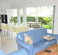 MODERN 3 BEDROOM APARTMENT IN TRADITIONAL QUEENSLANDER  PATIO LEAFY YARD POOL - Accommodation BNB