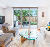 Modern apartment with large courtyard and short walk to Bondi Beach - Accommodation BNB