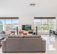 Modern Unit With Balconies Near Melbourne Airport - Accommodation BNB