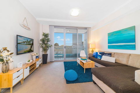 Near Airport & Train Station Stylish Two-Story Apartment - Accommodation BNB 0