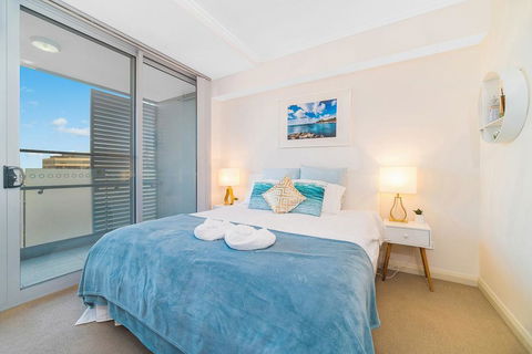 Near Airport & Train Station Stylish Two-Story Apartment - Accommodation BNB 3
