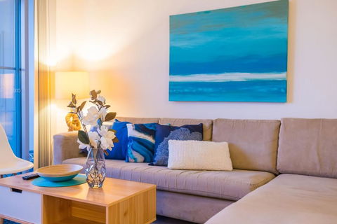 Near Airport & Train Station Stylish Two-Story Apartment - Accommodation BNB 1