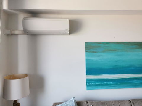 Near Airport & Train Station Stylish Two-Story Apartment - Accommodation BNB 2