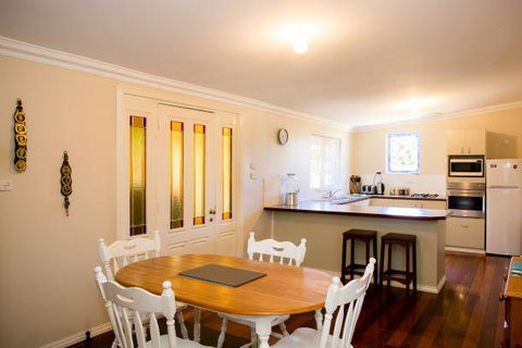 Yvonnes Rest Holiday Home - Accommodation BNB 0