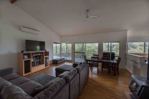 Peppy Beach Ocean Views - Accommodation BNB 4