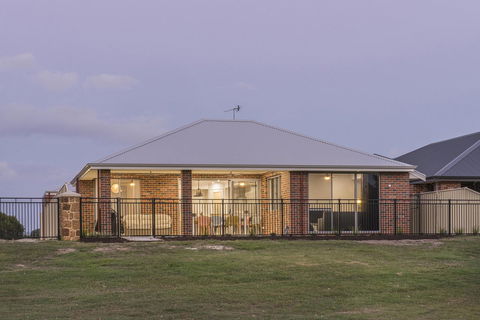 15 Cabot Close - Accommodation BNB 23