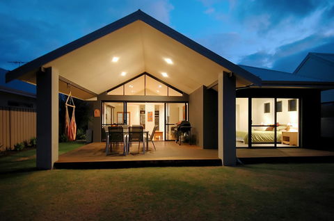 THE SANCTUARY LUXURY HOLIDAY HOME - Accommodation BNB 24