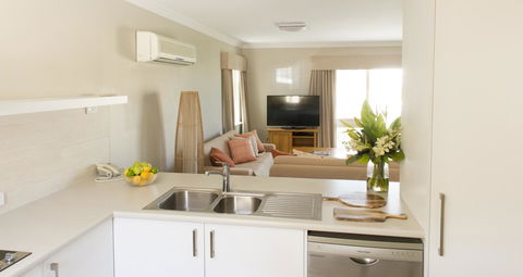 The Marina Hotel - Mindarie - Accommodation BNB 24