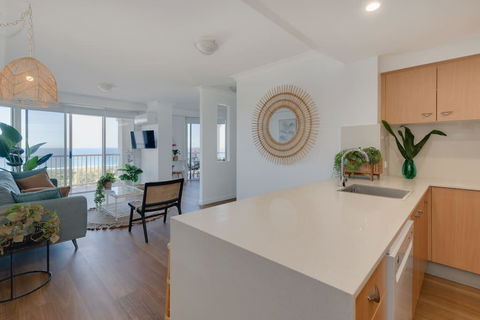NEW Beautiful 1 Bedroom Beach Views Broadbeach - Accommodation BNB 2
