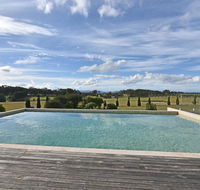 Noble Willow Estate Lovedale. Super Spacious with views and pool - Accommodation BNB