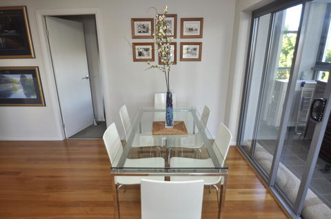 NORTH SYDNEY FULLY SELF CONTAINED MODERN 2 BED APARTMENT (16WAL) - Accommodation BNB 1