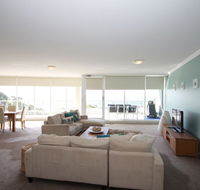 Oasis Unit 11/5 Laman Street - Accommodation BNB