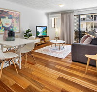 One-Bed Apartment With Balcony and Parking near CBD - Accommodation BNB