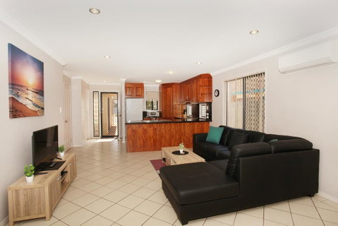 Oomoo 27b - 4 BDRM Townhouse - Close To Beaches - Accommodation BNB 3