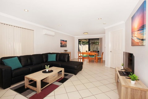 Oomoo 27b - 4 BDRM Townhouse - Close To Beaches - Accommodation BNB 2