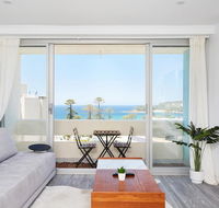 Panoramic Ocean Views in Stylish Manly Apartment - Accommodation BNB
