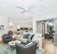 Park Avenue Townhouse Retreat Brisbane Sleeps 10 - Accommodation BNB