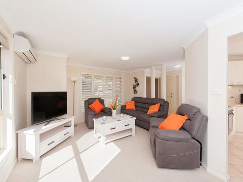 Pawprints, 123 Bagnalls Beach Road - Accommodation BNB 1