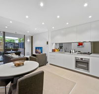 Peaceful Water-side Retreat With Huge Courtyard. - Accommodation BNB