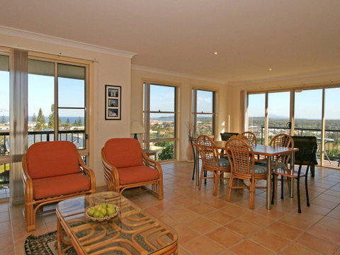 Phoenix Terrace -townhouse Yamba - Accommodation BNB 1