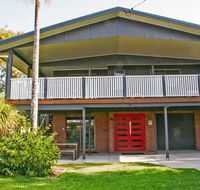 Red Door Beach House - Marcoola Beach - PET FRIENDLY FOXTEL WIFI 500 BOND Linen Supplied - Accommodation BNB