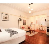 Renovated Art Deco Studio Minutes From The City - Accommodation BNB