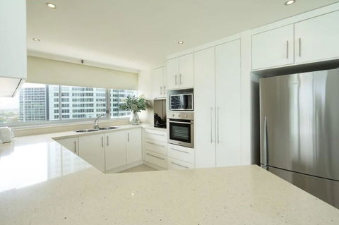 Resort Style Beach Apartment - Surfers Paradise - Accommodation BNB 3