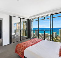 SeaBreeze Holidayz on Cavill Ocean View - Accommodation BNB
