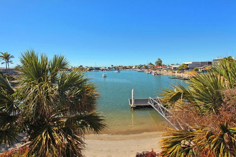 Serenity Waters 6 - Pristine 2 BDRM Apt With Water Views - Accommodation BNB 2