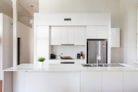 Spacious 2-bed, 2-bath Home With Parking And Balcony - Accommodation BNB 3