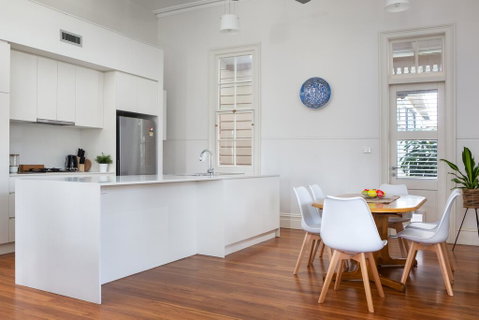 Spacious 2-bed, 2-bath Home With Parking And Balcony - Accommodation BNB 1